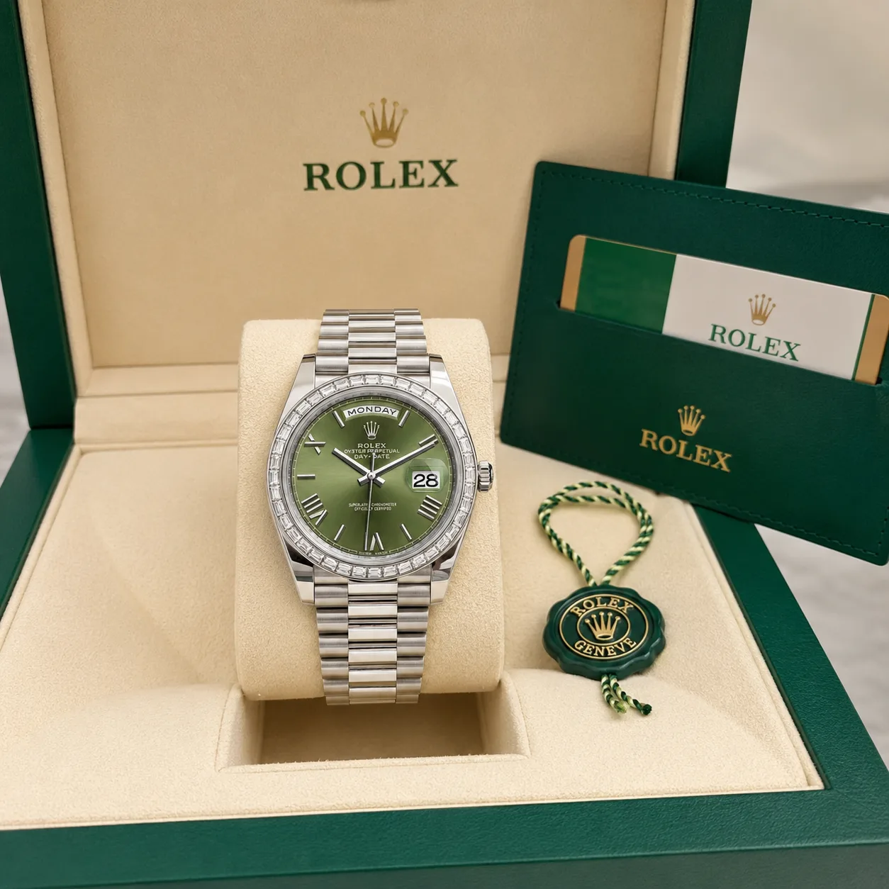 Rolex Day-Date m228396tbr-0020 40mm Cal.3255 950 Platinum AI 头图 5 - 包装盒 [ai-shot:box-shot]