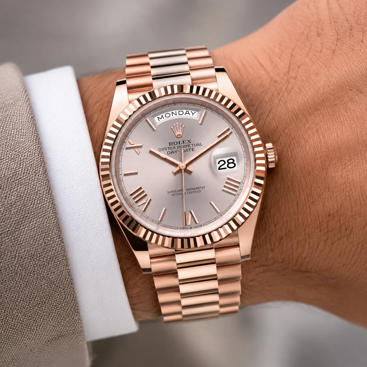 Rolex Day-Date m228235-0001 40mm Cal.3255 18K Everose Gold AI 头图 4 - 佩戴图 [ai-shot:wrist-shot]