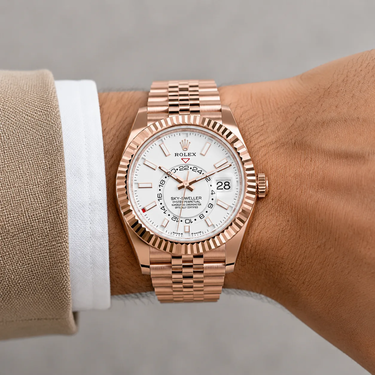 Rolex Sky-Dweller m336935-0007 42mm White Dial Fluted Bezel 18K Everose Gold AI 头图 4 - 佩戴图 [ai-shot:wrist-shot]