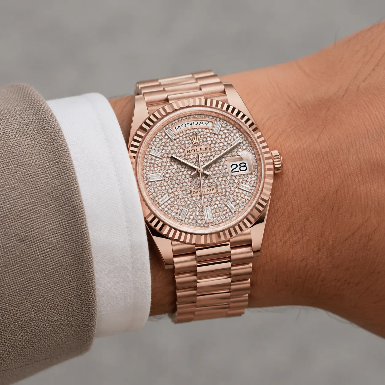 Rolex Day-Date m228235-0036 40mm Cal.3255 18K Everose Gold AI 头图 4 - 佩戴图 [ai-shot:wrist-shot]