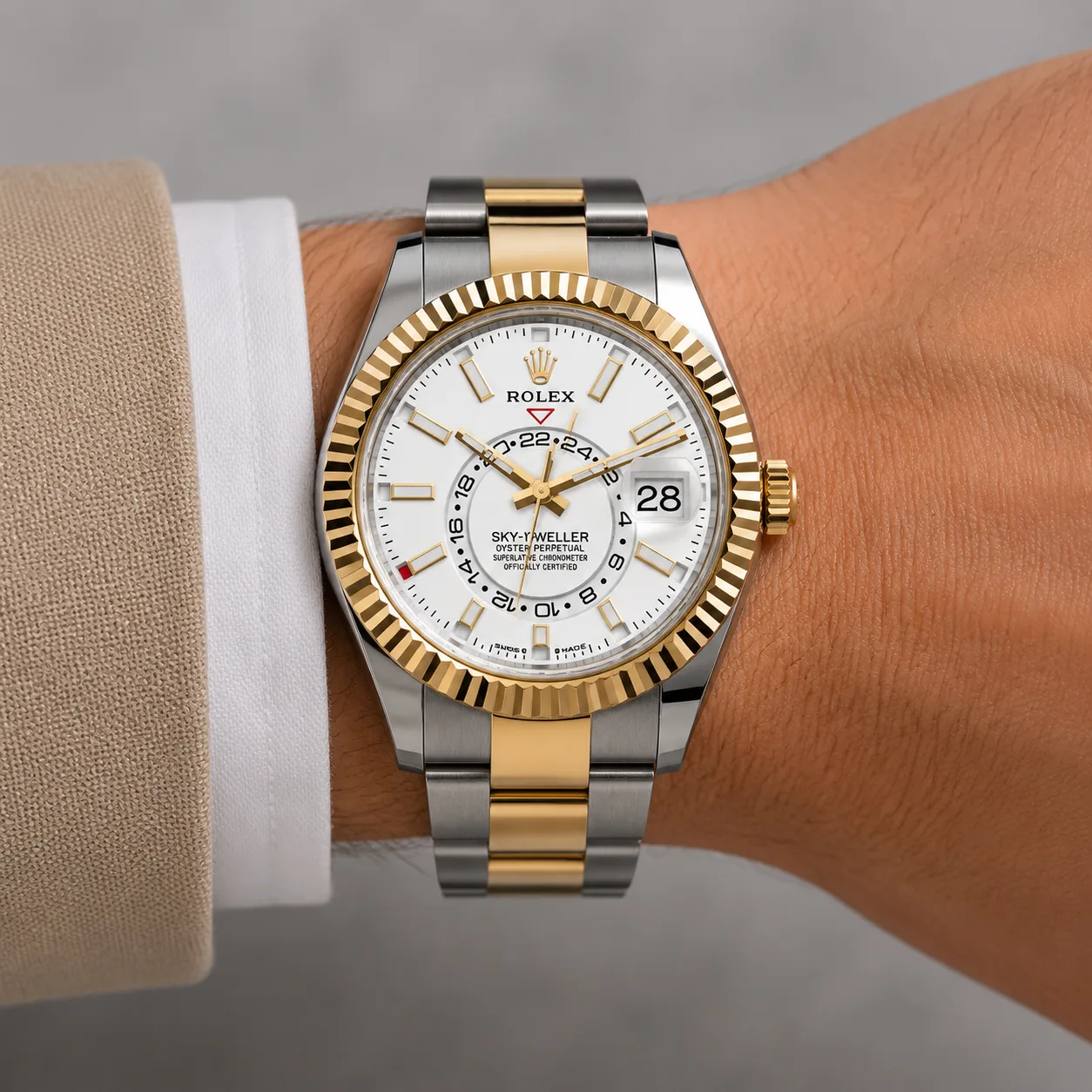 Rolex Sky-Dweller m336933-0005 42mm Cal.9002 904L Stainless Steel and 18K Yellow Gold AI 头图 4 - 佩戴图 [ai-shot:wrist-shot]