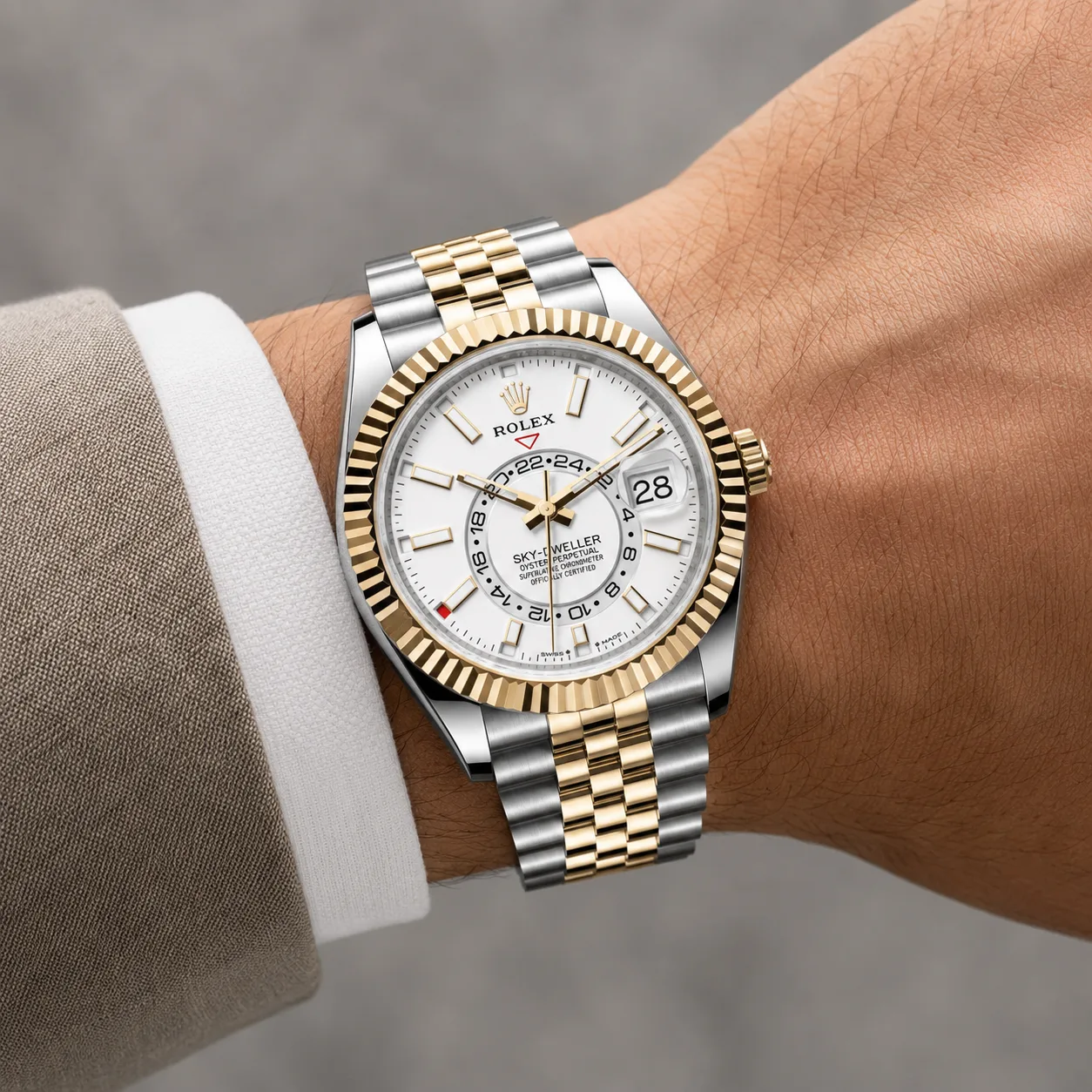 Rolex Sky-Dweller m336933-0006 42mm Cal.9002 904L Stainless Steel and 18K Yellow Gold AI 头图 4 - 佩戴图 [ai-shot:wrist-shot]
