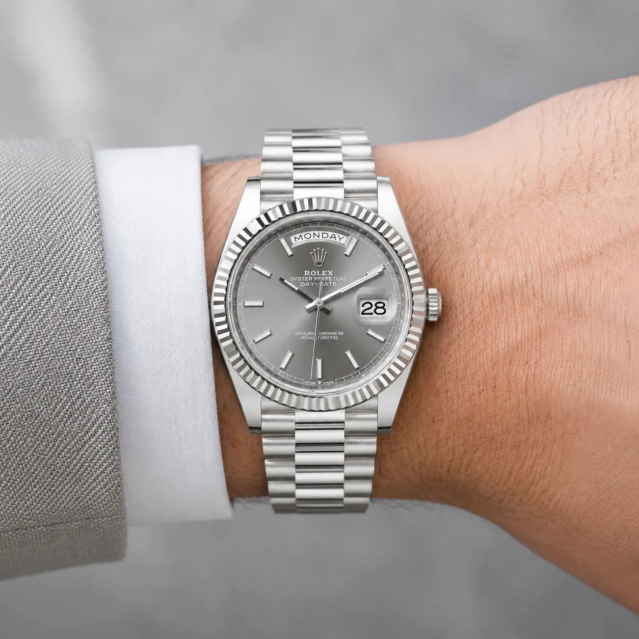 Rolex Day-Date m228236-0013 40mm Silver Dial Fluted Bezel 950 Platinum AI 头图 4 - 佩戴图 [ai-shot:wrist-shot]