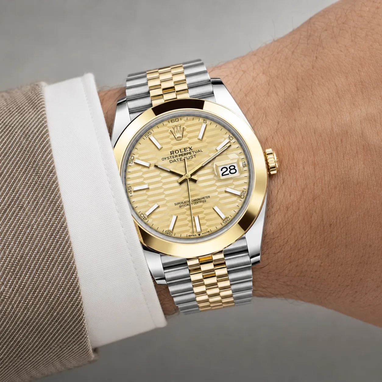 Rolex Datejust m126303-0022 41mm Cal.3235 904L Stainless Steel and 18K Yellow Gold AI 头图 4 - 佩戴图 [ai-shot:wrist-shot]