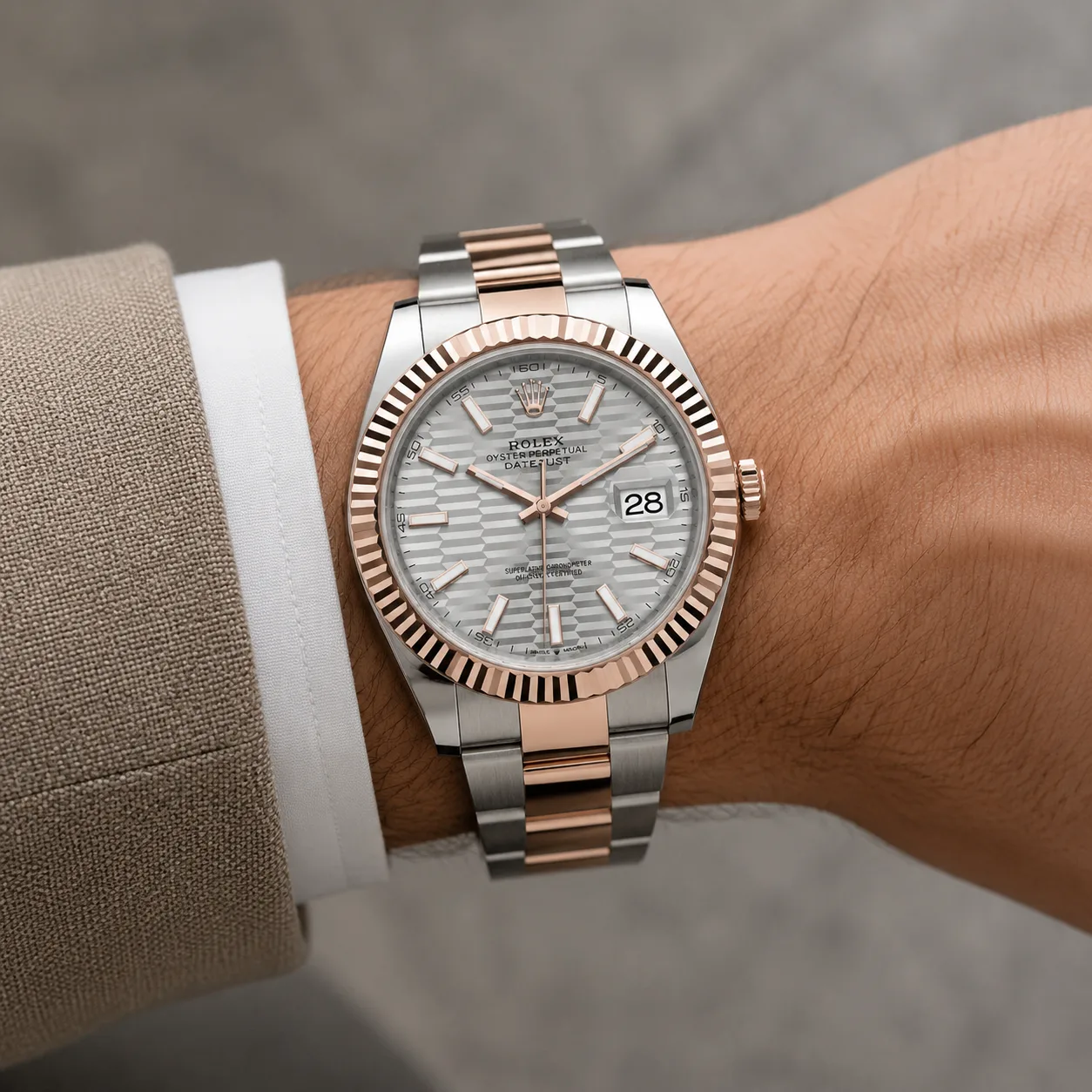 Rolex Datejust m126331-0017 41mm Cal.3235 904L Stainless Steel and 18K Everose Gold AI 头图 4 - 佩戴图 [ai-shot:wrist-shot]