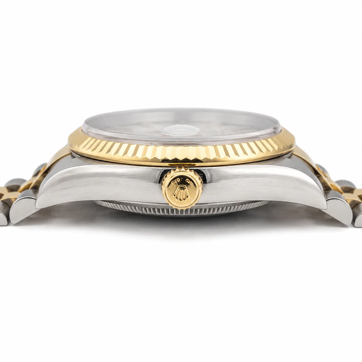 Rolex Day-Date m126233-0038 36mm White Dial Fluted Bezel 904L Stainless Steel and 18K Yellow Gold AI 头图 2 - 侧面细节 [ai-shot:side-detail]