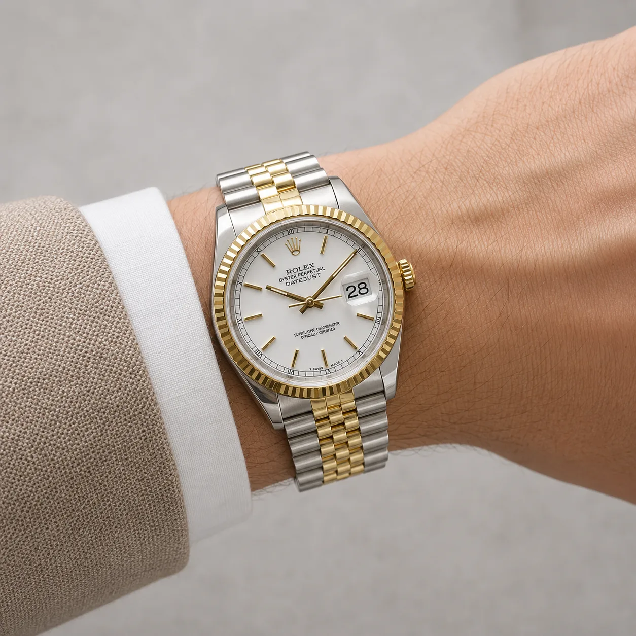Rolex Day-Date m126233-0038 36mm White Dial Fluted Bezel 904L Stainless Steel and 18K Yellow Gold AI 头图 4 - 佩戴图 [ai-shot:wrist-shot]