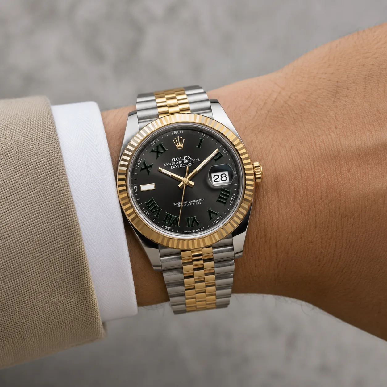 Rolex Datejust m126303-0020 41mm Black Dial Fluted Bezel 904L Stainless Steel and 18K Yellow Gold AI 头图 4 - 佩戴图 [ai-shot:wrist-shot]