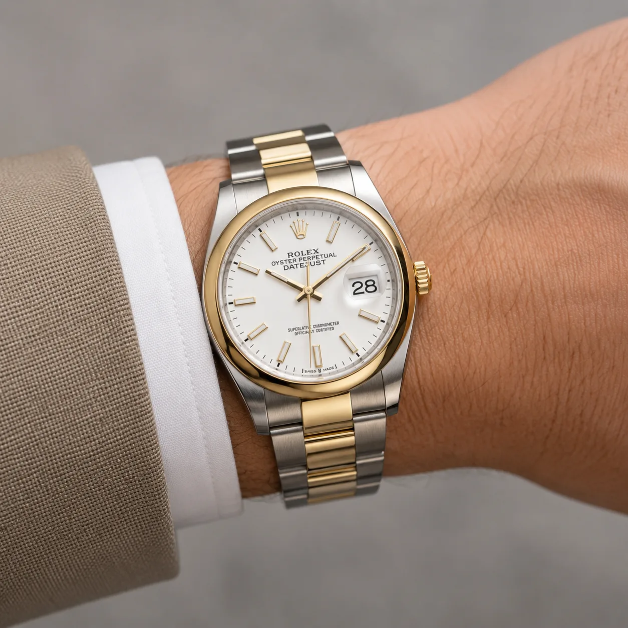 Rolex Datejust m126203-0020 36mm White Dial Smooth Bezel 904L Stainless Steel and 18K Yellow Gold AI 头图 4 - 佩戴图 [ai-shot:wrist-shot]