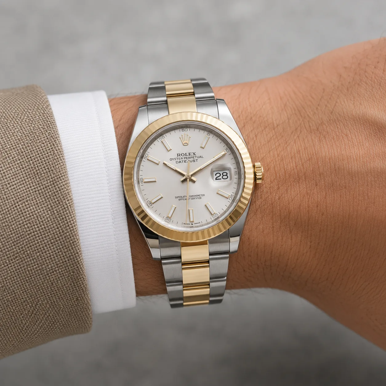 Rolex Datejust m126303-0001 41mm White Dial Fluted Bezel 904L Stainless Steel and 18K Yellow Gold AI 头图 4 - 佩戴图 [ai-shot:wrist-shot]
