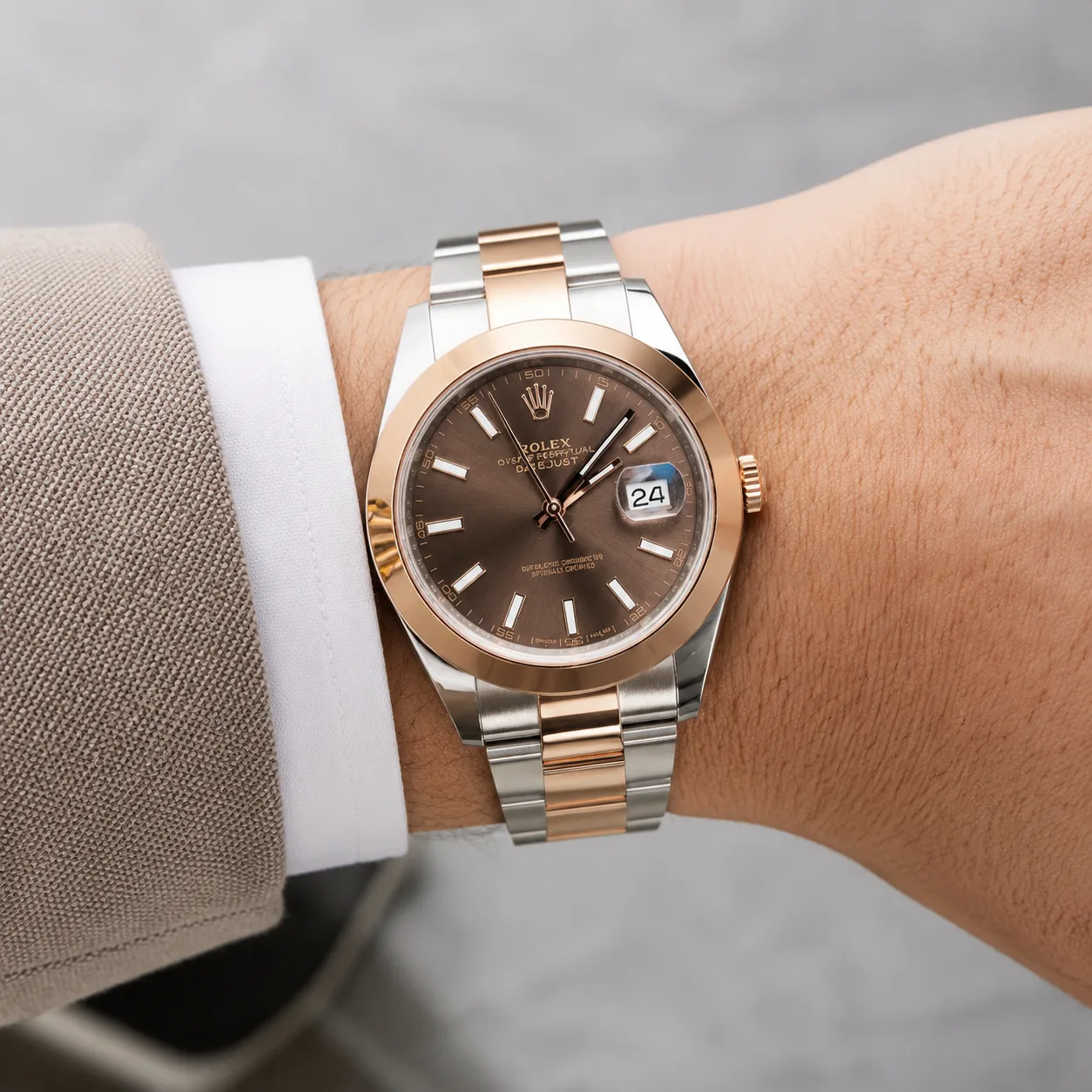Rolex Datejust M126301-0001 Cal.3235 Chocolate Dial Fluted Bezel Everose Gold AI 头图 4 - 佩戴图 [ai-shot:wrist-shot]