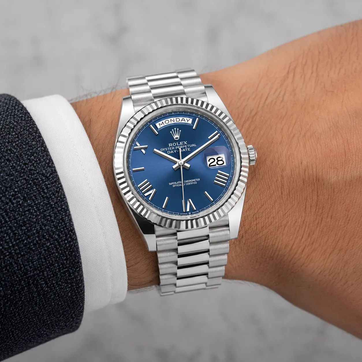 Rolex Day-Date m228236-0007 40mm Blue Dial Fluted Bezel 950 Platinum AI 头图 4 - 佩戴图 [ai-shot:wrist-shot]