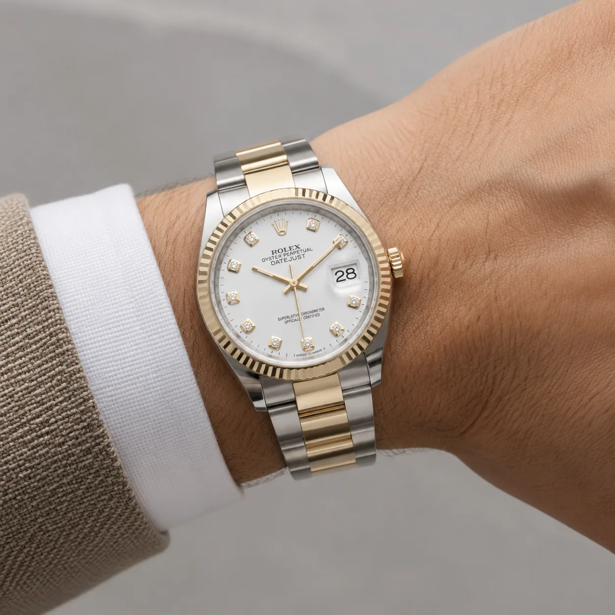 Rolex Datejust m126203-0044 36mm White Dial Fluted Bezel 904L Stainless Steel and 18K Yellow Gold AI 头图 4 - 佩戴图 [ai-shot:wrist-shot]