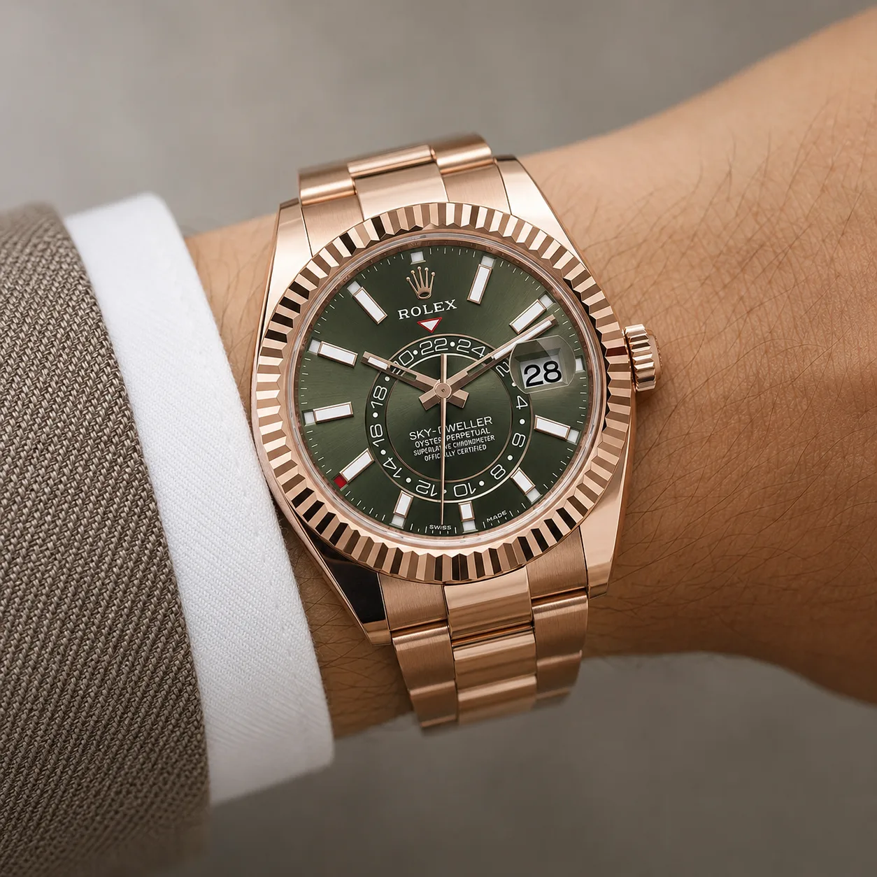 Rolex Sky-Dweller m326935-0006 42mm Green Dial Fluted Bezel 18K Everose Gold AI 头图 4 - 佩戴图 [ai-shot:wrist-shot]