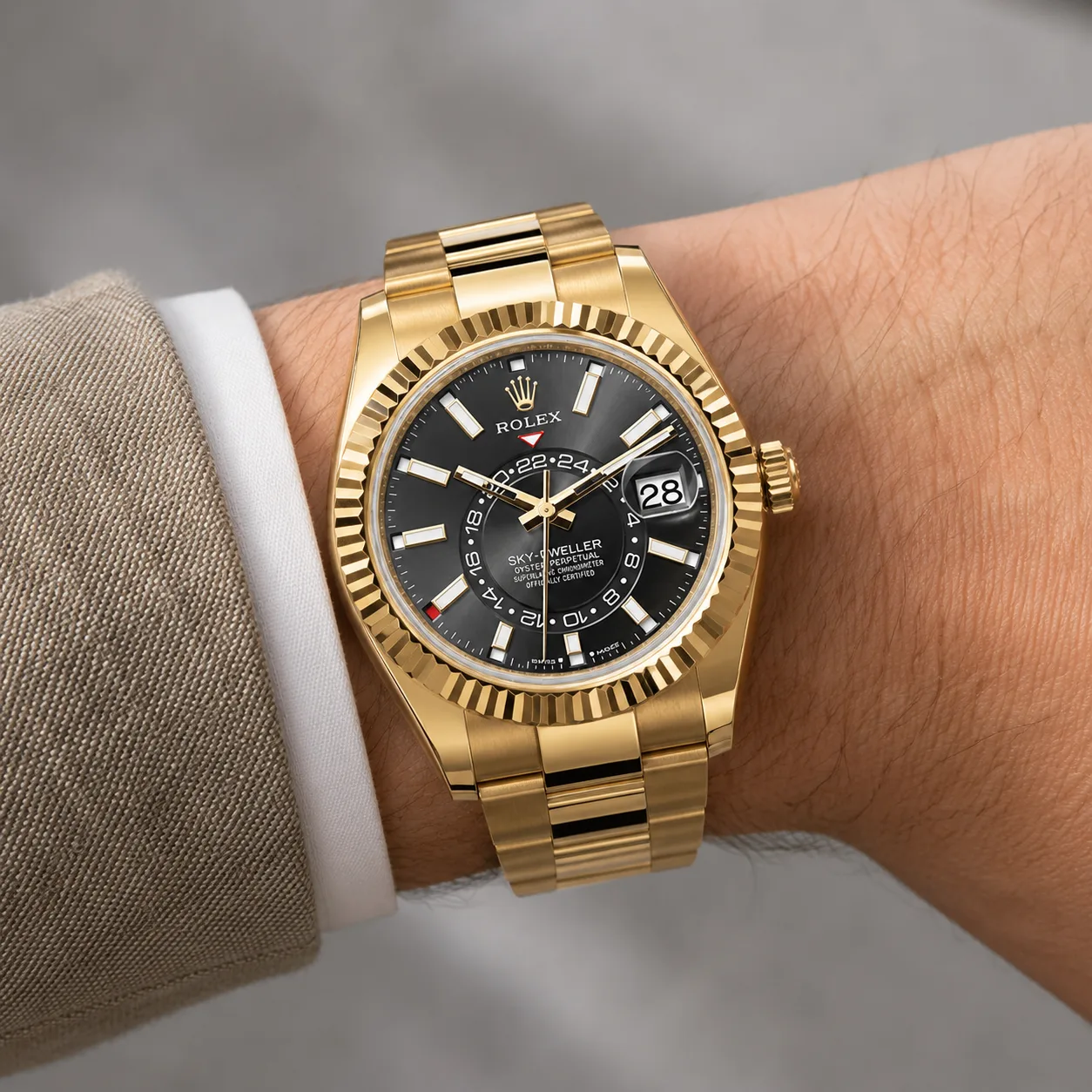 Rolex Sky-Dweller m336938-0002 42mm Cal.9002 18K Yellow Gold AI 头图 4 - 佩戴图 [ai-shot:wrist-shot]