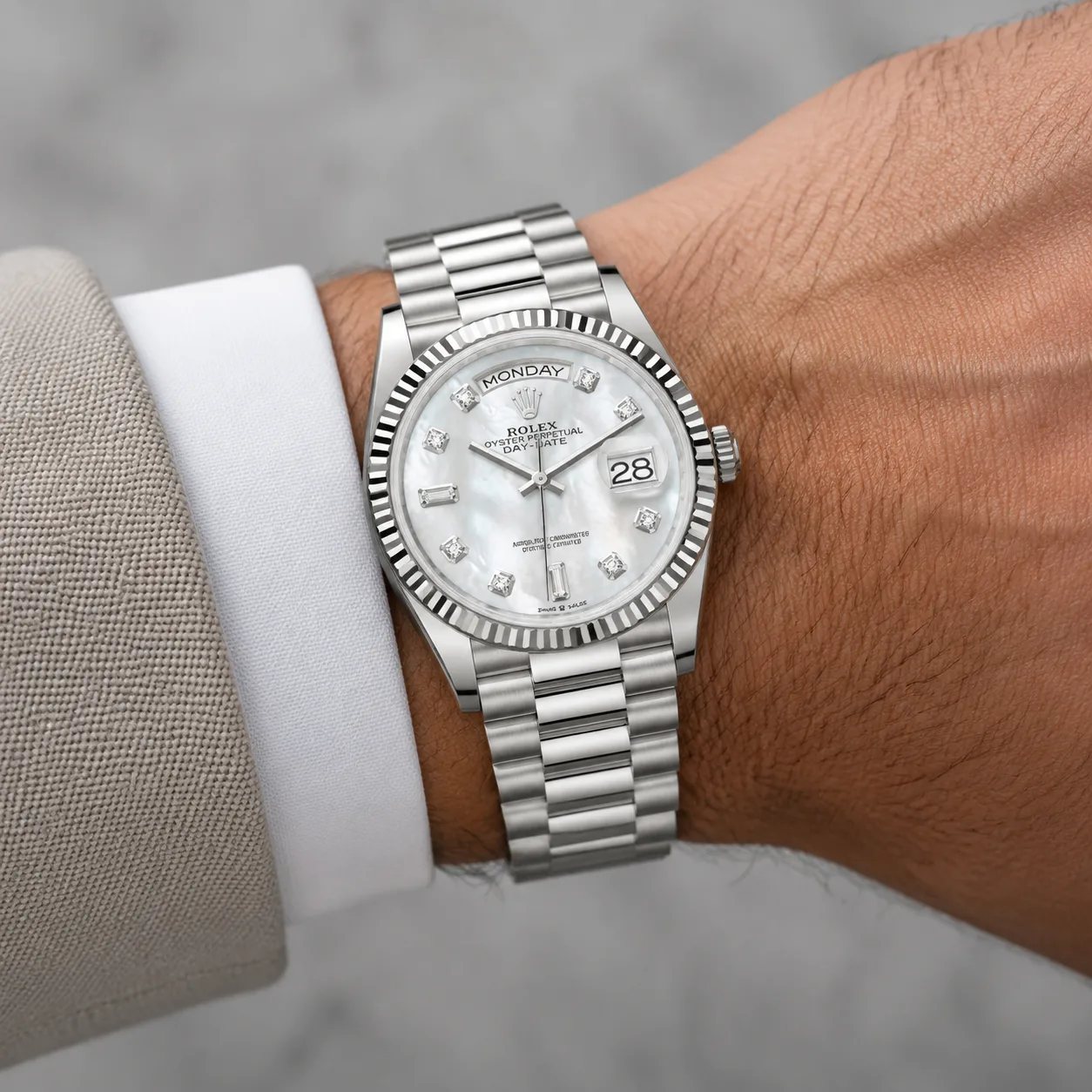 Rolex Day-Date m128239-0007 36mm White Dial Fluted Bezel 18K White Gold AI 头图 4 - 佩戴图 [ai-shot:wrist-shot]
