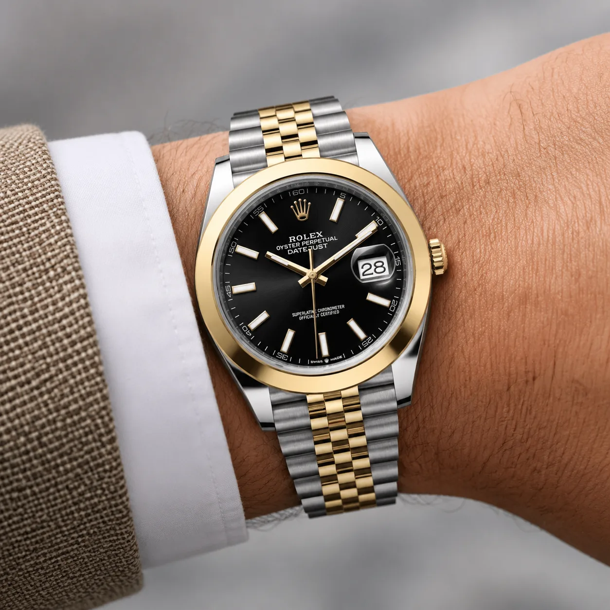Rolex Datejust m126303-0014 41mm Black Dial 904L Stainless Steel and 18K Yellow Gold AI 头图 4 - 佩戴图 [ai-shot:wrist-shot]