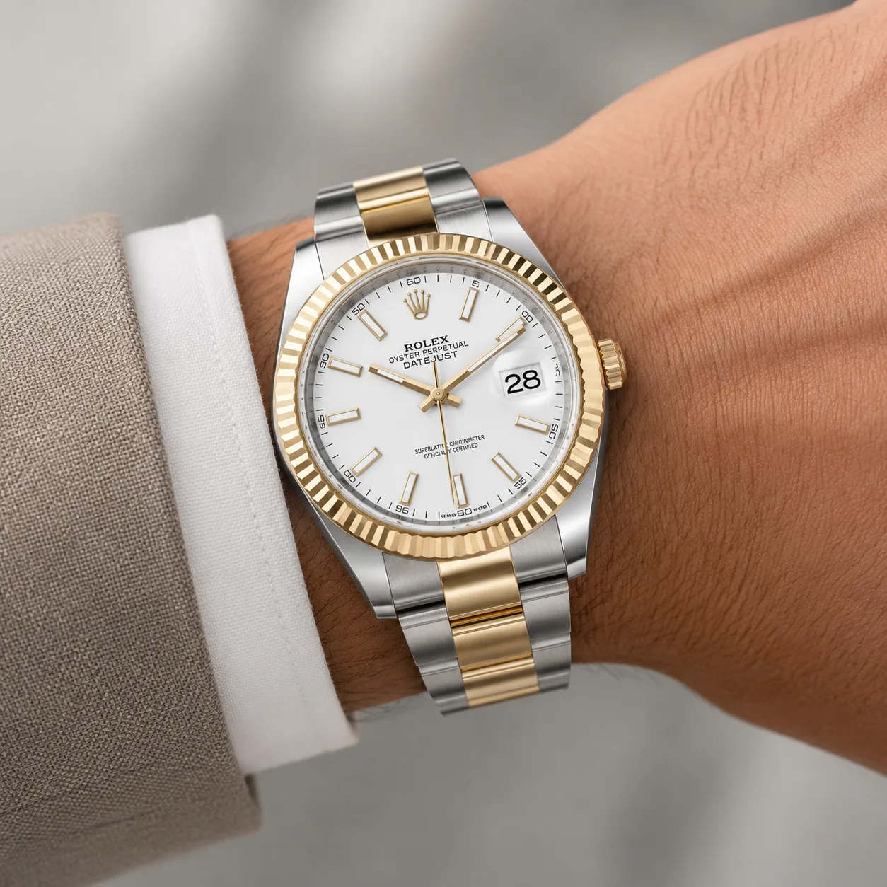 Rolex Datejust m126303-0021 41mm White Dial Fluted Bezel 904L Stainless Steel and 18K Yellow Gold AI 头图 4 - 佩戴图 [ai-shot:wrist-shot]