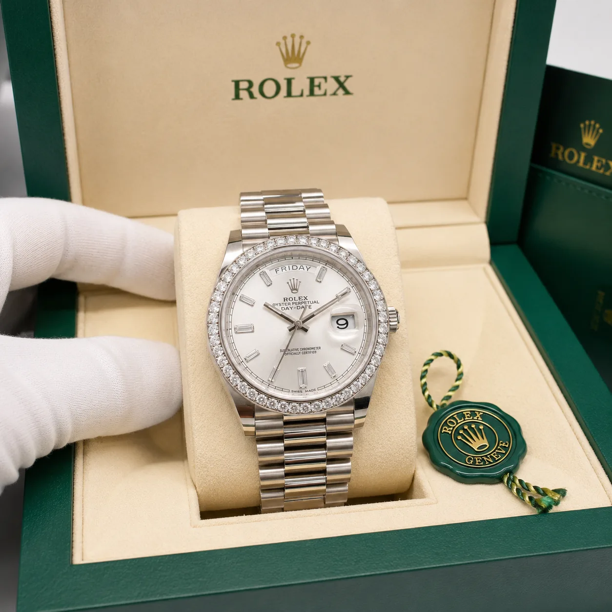 Rolex Day-Date m228349rbr-0001 40mm White Dial Diamond-Set Bezel 18K White Gold AI 头图 5 - 包装盒 [ai-shot:box-shot]