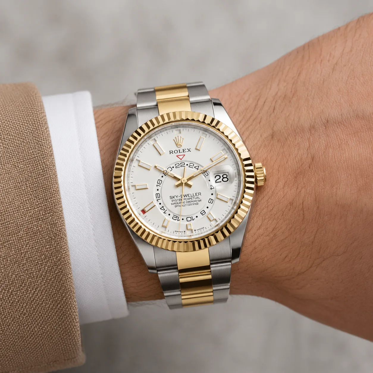 Rolex Sky-Dweller m336933-0001 42mm White Dial Fluted Bezel 904L Stainless Steel and 18K Yellow Gold AI 头图 4 - 佩戴图 [ai-shot:wrist-shot]