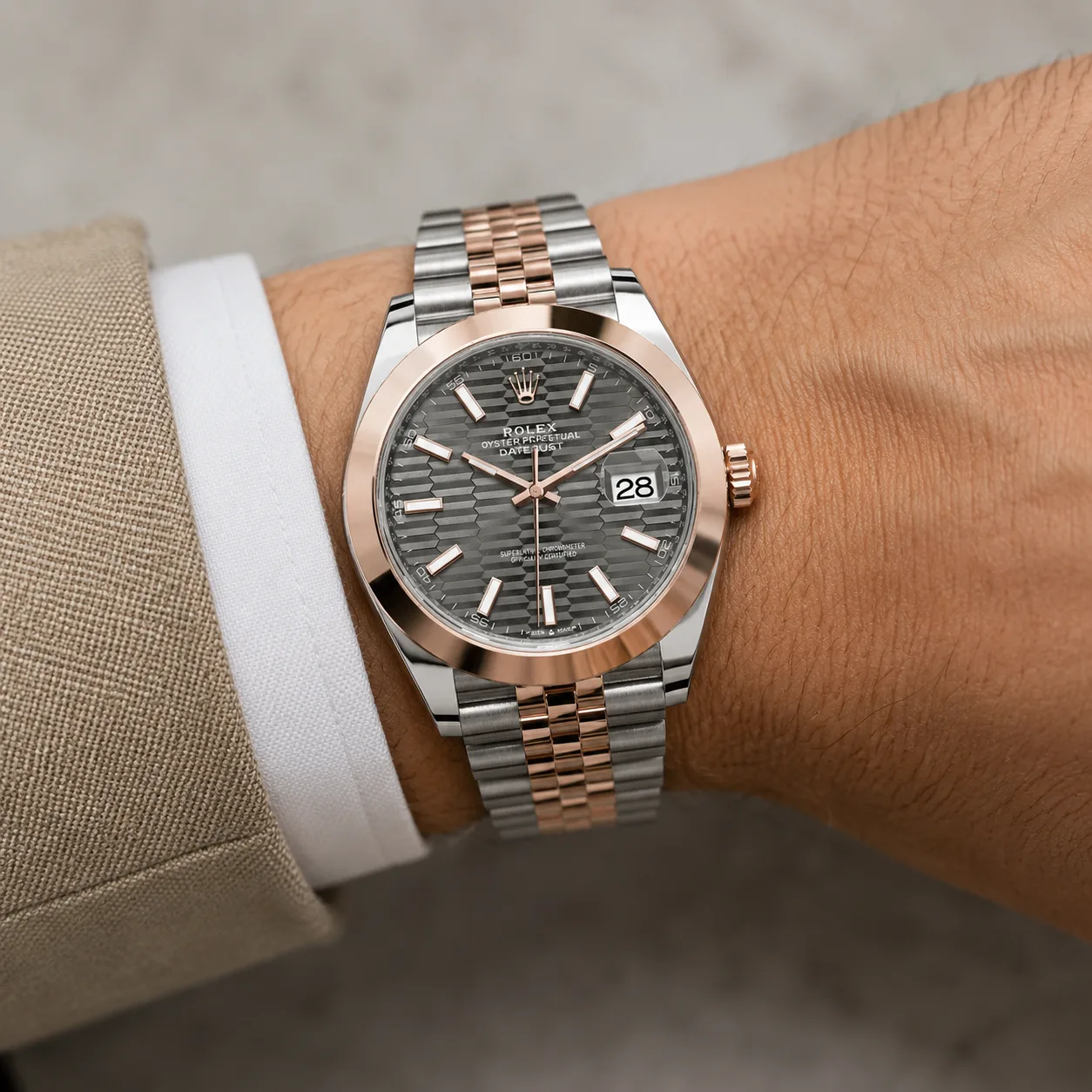 Rolex Datejust m126301-0020 41mm Cal.3235 904L Stainless Steel and 18K Everose Gold AI 头图 4 - 佩戴图 [ai-shot:wrist-shot]