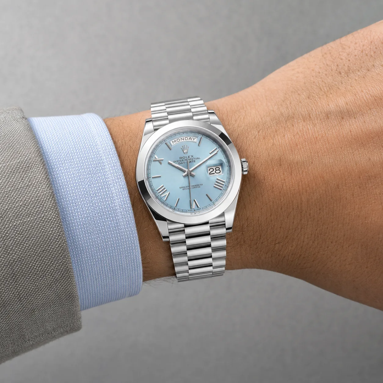 Rolex Day-Date m228206-0044 40mm Blue Dial Fluted Bezel 950 Platinum AI 头图 4 - 佩戴图 [ai-shot:wrist-shot]