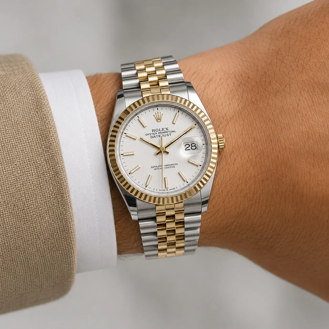 Rolex Datejust m126203-0015 36mm White Dial Fluted Bezel 904L Stainless Steel and 18K Yellow Gold AI 头图 4 - 佩戴图 [ai-shot:wrist-shot]