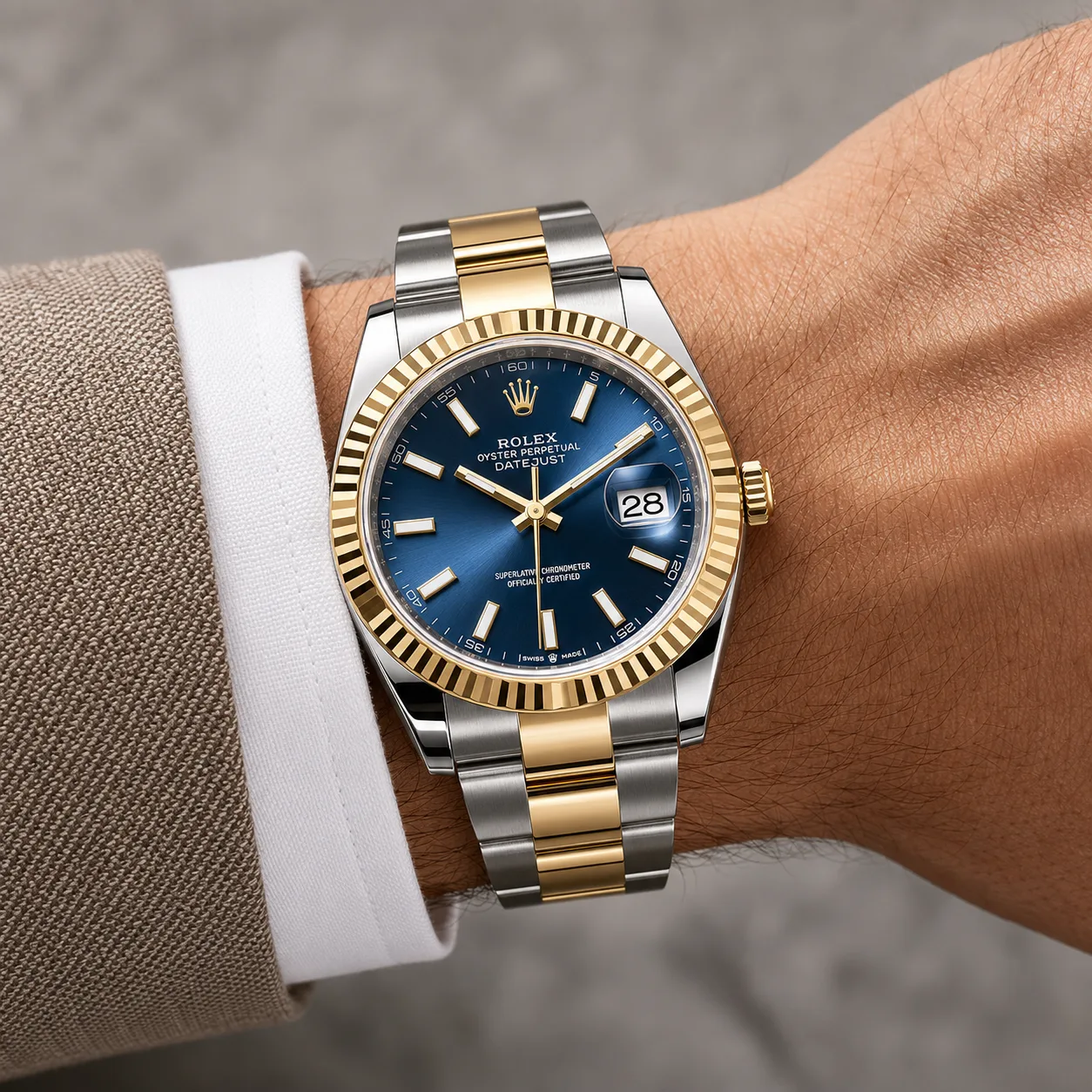 Rolex Datejust m126303-0019 41mm Blue Dial Fluted Bezel 904L Stainless Steel and 18K Yellow Gold AI 头图 4 - 佩戴图 [ai-shot:wrist-shot]