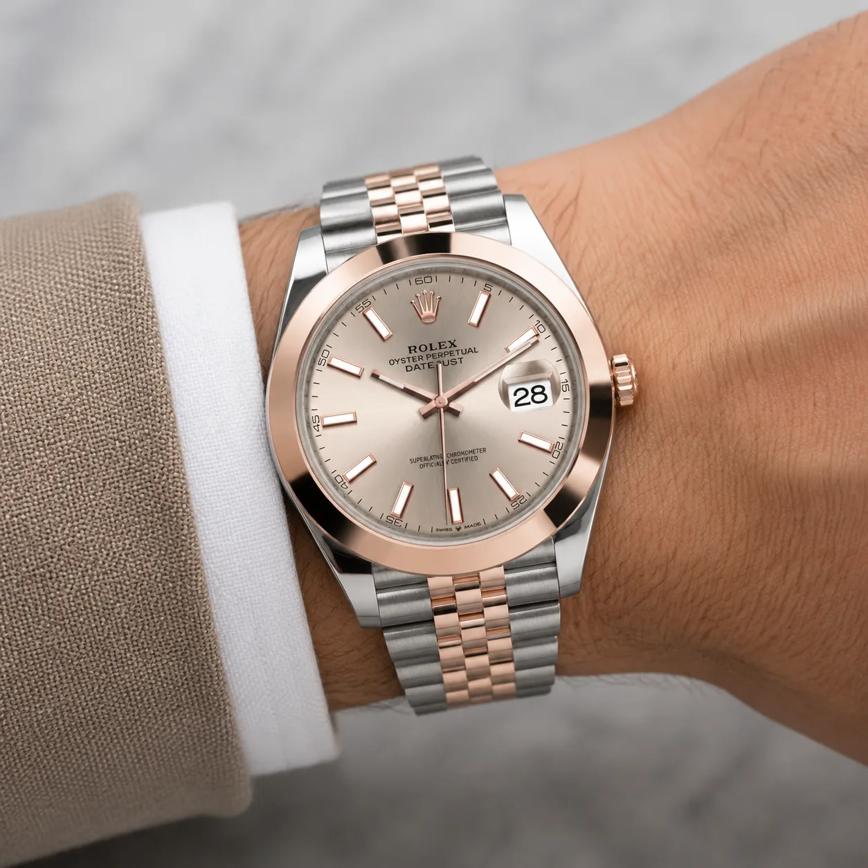 Rolex Datejust m126301-0010 41mm Cal.3235 904L Stainless Steel and 18K Everose Gold AI 头图 4 - 佩戴图 [ai-shot:wrist-shot]