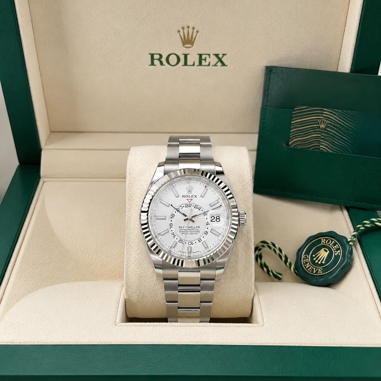 Rolex Sky-Dweller m336934-0003 42mm White Dial Fluted Bezel 904L Stainless Steel and 18K White Gold AI 头图 5 - 包装盒 [ai-shot:box-shot]
