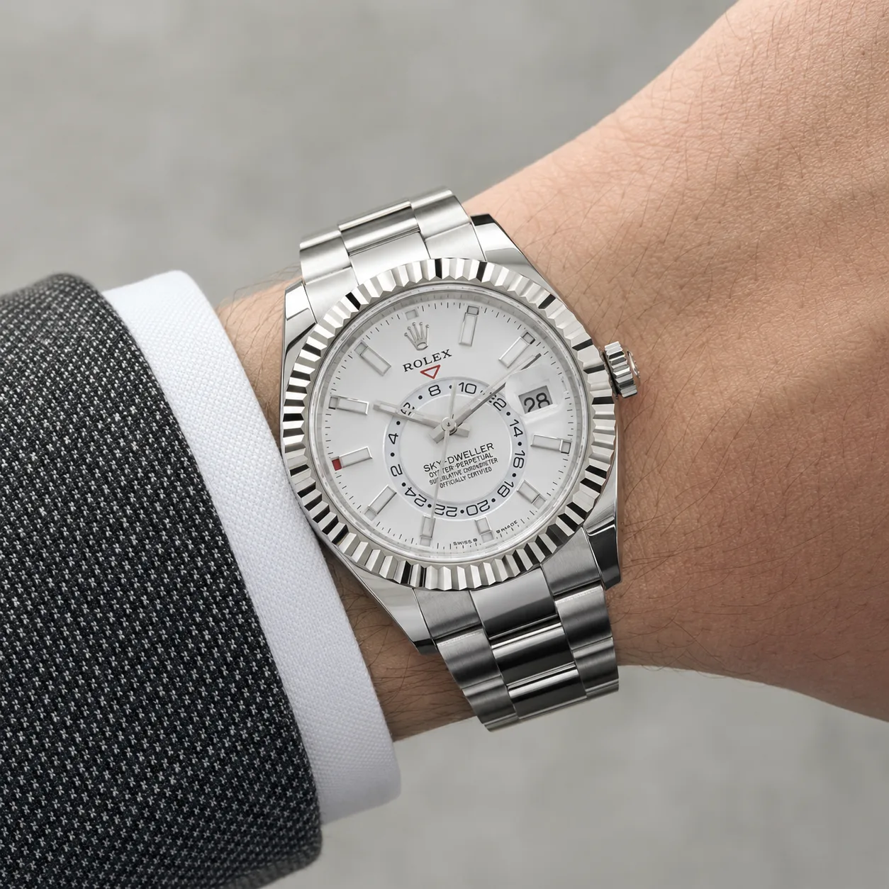 Rolex Sky-Dweller m336934-0003 42mm White Dial Fluted Bezel 904L Stainless Steel and 18K White Gold AI 头图 4 - 佩戴图 [ai-shot:wrist-shot]
