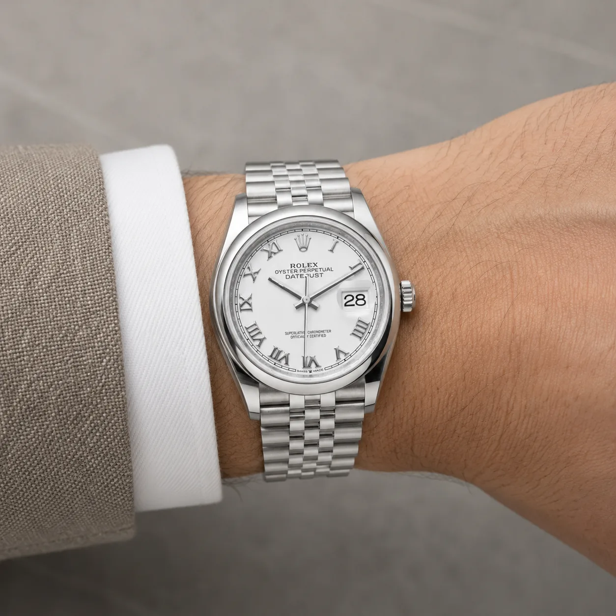 Rolex Datejust m126200-0007 36mm White Dial Smooth Bezel AI 头图 4 - 佩戴图 [ai-shot:wrist-shot]