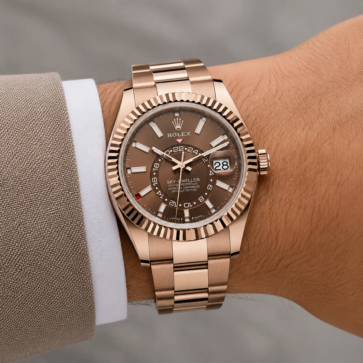 Rolex Sky-Dweller m336935-0002 42mm Cal.9002 18K Everose Gold AI 头图 4 - 佩戴图 [ai-shot:wrist-shot]