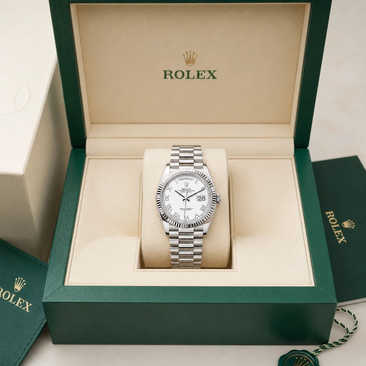 Rolex Day-Date m128239-0038 36mm White Dial Fluted Bezel 18K White Gold AI 头图 5 - 包装盒 [ai-shot:box-shot]