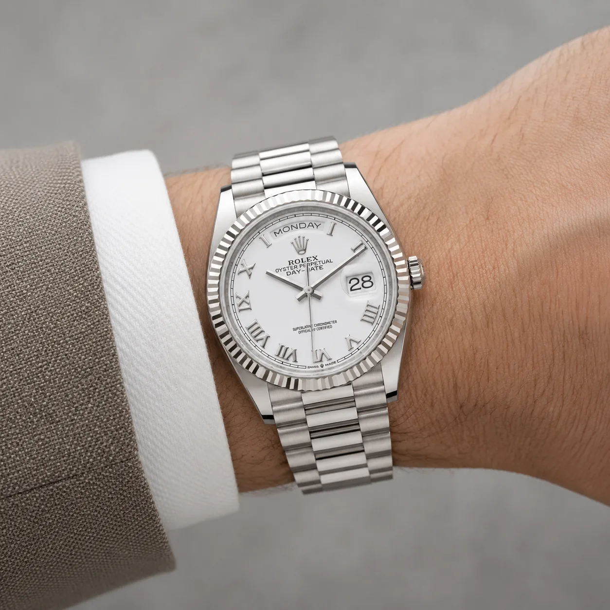 Rolex Day-Date m128239-0038 36mm White Dial Fluted Bezel 18K White Gold AI 头图 4 - 佩戴图 [ai-shot:wrist-shot]