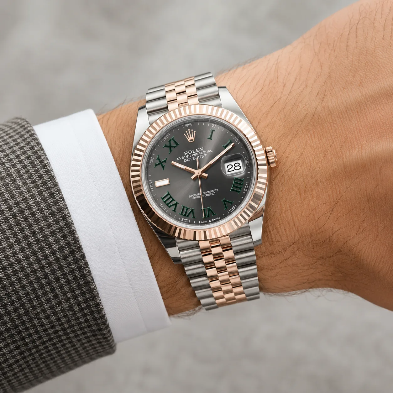 Rolex Datejust m126301-0016 41mm Black Dial Fluted Bezel 904L Stainless Steel and 18K Everose Gold AI 头图 4 - 佩戴图 [ai-shot:wrist-shot]