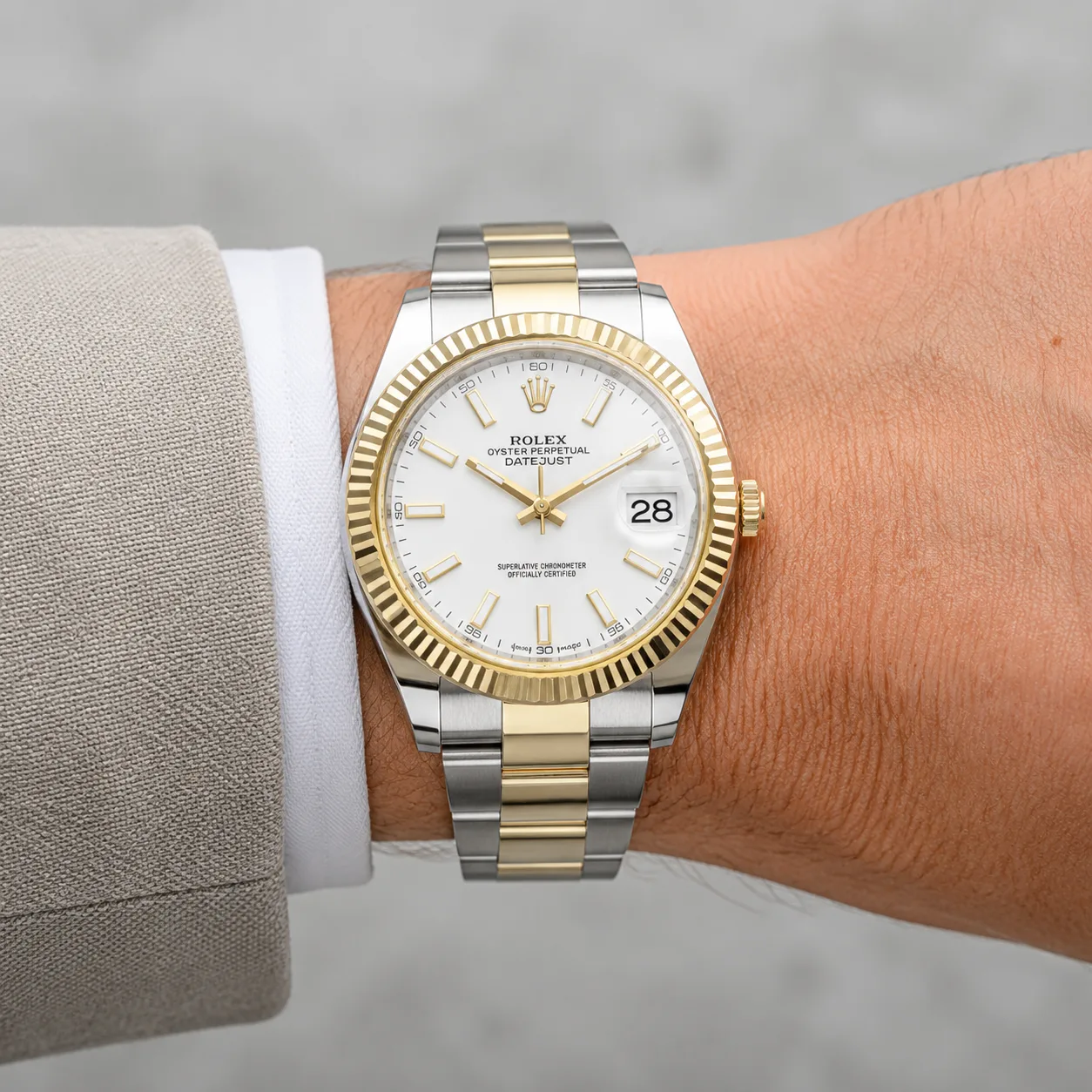Rolex Datejust m126303-0009 41mm White Dial Fluted Bezel 904L Stainless Steel and 18K Yellow Gold AI 头图 4 - 佩戴图 [ai-shot:wrist-shot]