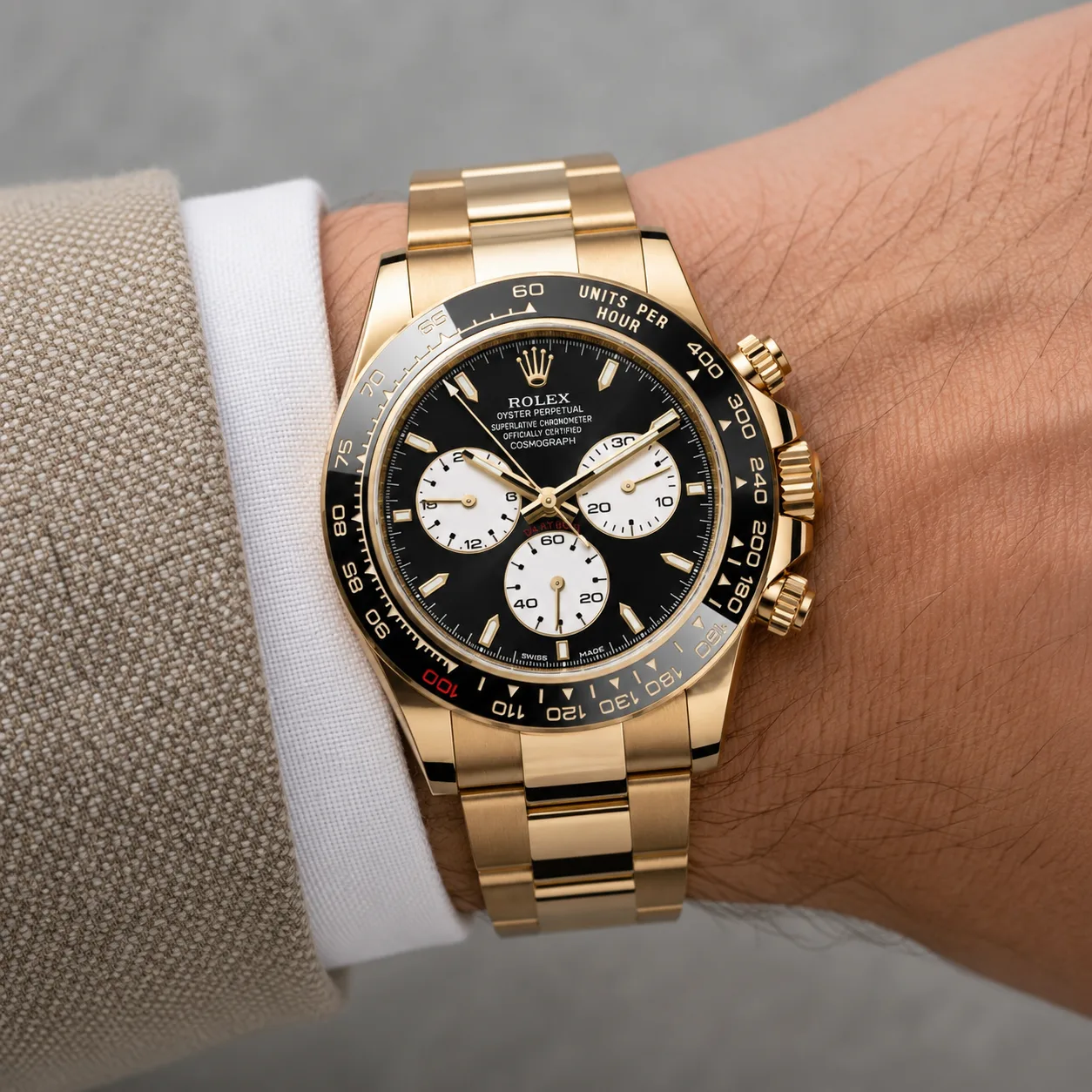 Rolex Cosmograph Daytona 126528LN 40mm Cal.3285 18K Yellow Gold AI 头图 4 - 佩戴图 [ai-shot:wrist-shot]