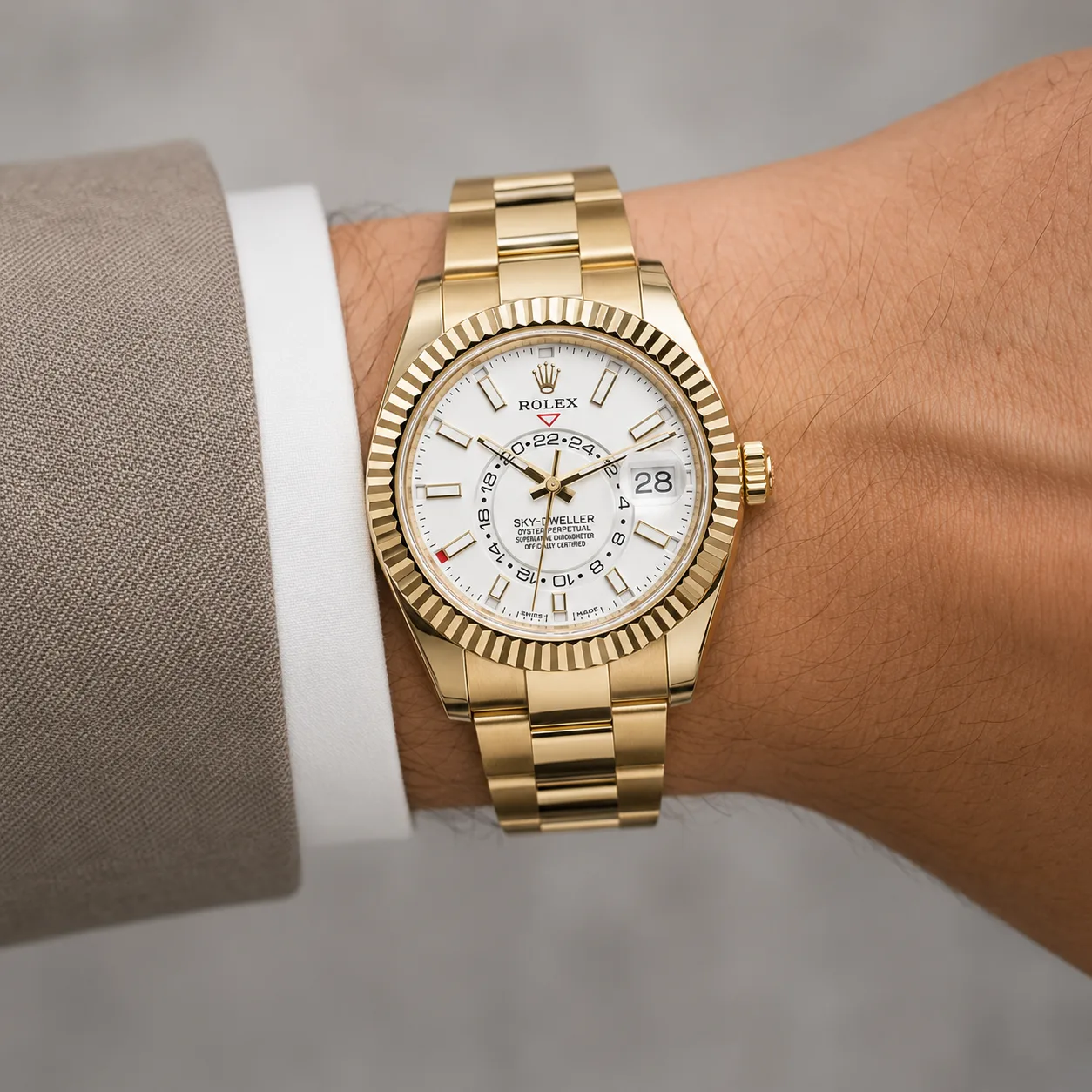 Rolex Sky-Dweller m336938-0003 42mm White Dial Fluted Bezel 18K Yellow Gold AI 头图 4 - 佩戴图 [ai-shot:wrist-shot]