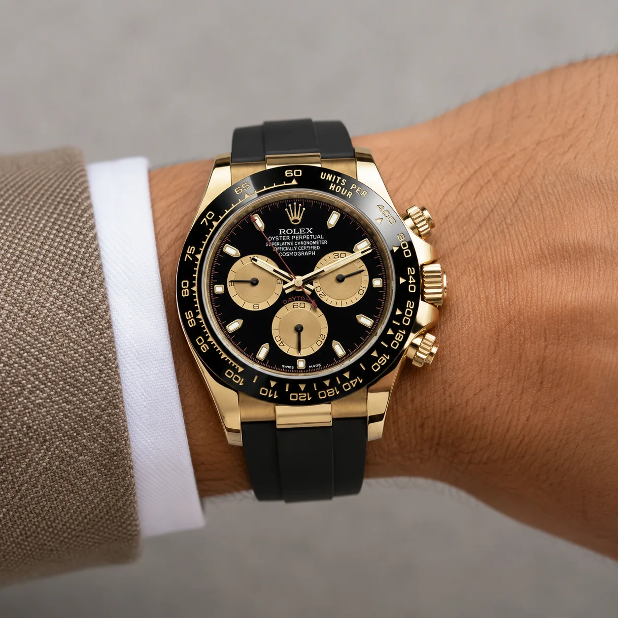 Rolex Cosmograph Daytona 116518LN-0039 40mm Cal.4130 18K Yellow Gold AI 头图 4 - 佩戴图 [ai-shot:wrist-shot]