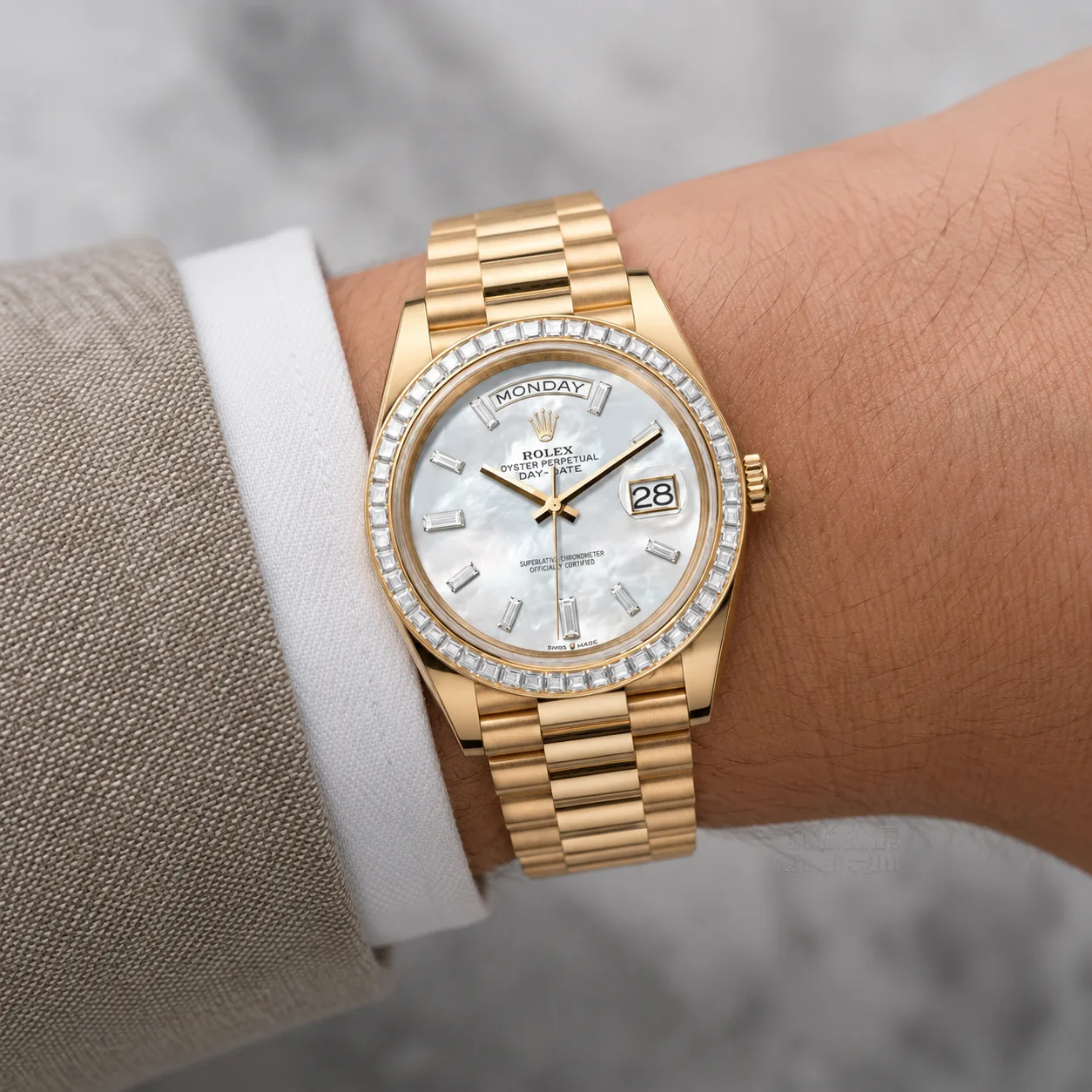 Rolex Day-Date m228398tbr-0043 40mm White Dial Diamond-Set Bezel 18K Yellow Gold AI 头图 4 - 佩戴图 [ai-shot:wrist-shot]