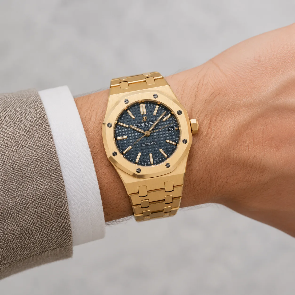 Audemars Piguet Royal Oak 15400OR/15500OR Cal.4302 Blue Dial Everose Gold AI 头图 4 - 佩戴图 [ai-shot:wrist-shot]