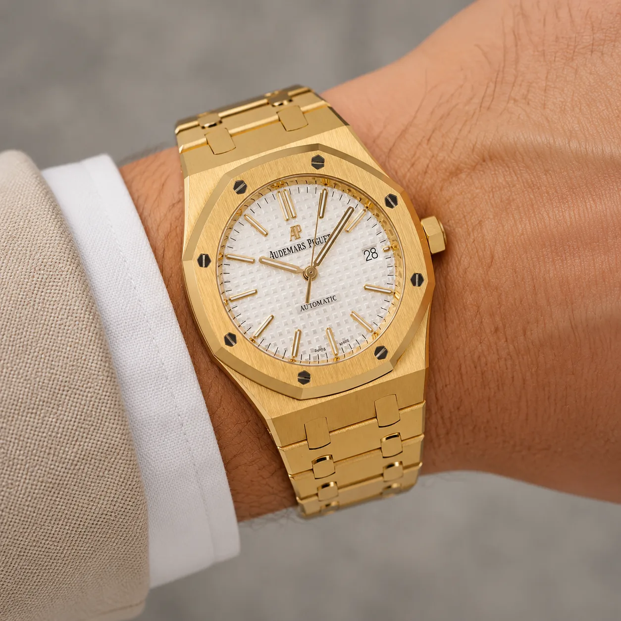 Audemars Piguet Royal Oak 15400BA Cal.3120 White Dial Two Tone AI 头图 4 - 佩戴图 [ai-shot:wrist-shot]