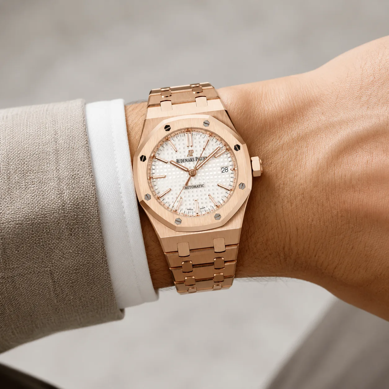 Audemars Piguet Royal Oak 15400OR Cal.3120 White Dial Everose Gold AI 头图 4 - 佩戴图 [ai-shot:wrist-shot]
