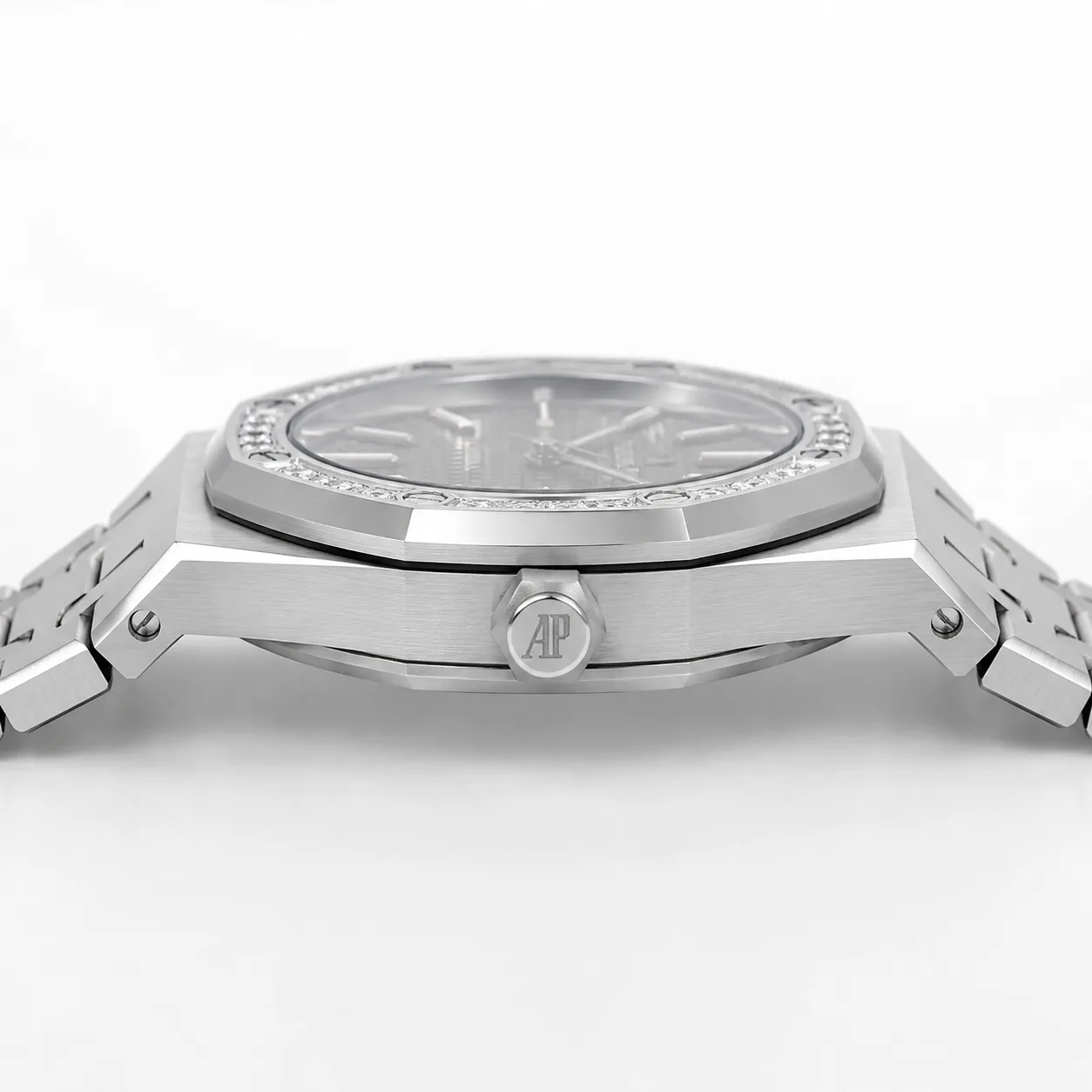 Audemars Piguet Royal Oak 15500ST.OO.1220ST.03 Cal.4302 Slate Dial AI 头图 2 - 侧面细节 [ai-shot:side-detail]