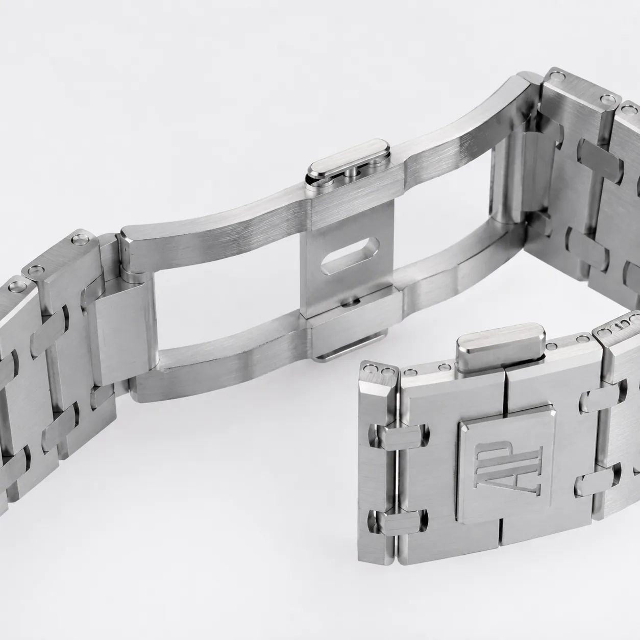 Audemars Piguet Royal Oak 15500ST.OO.1220ST.03 Cal.4302 Slate Dial AI 头图 3 - 表扣表链 [ai-shot:bracelet-clasp]