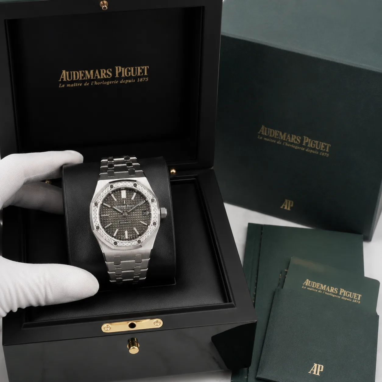 Audemars Piguet Royal Oak 15500ST.OO.1220ST.03 Cal.4302 Slate Dial AI 头图 5 - 包装盒 [ai-shot:box-shot]