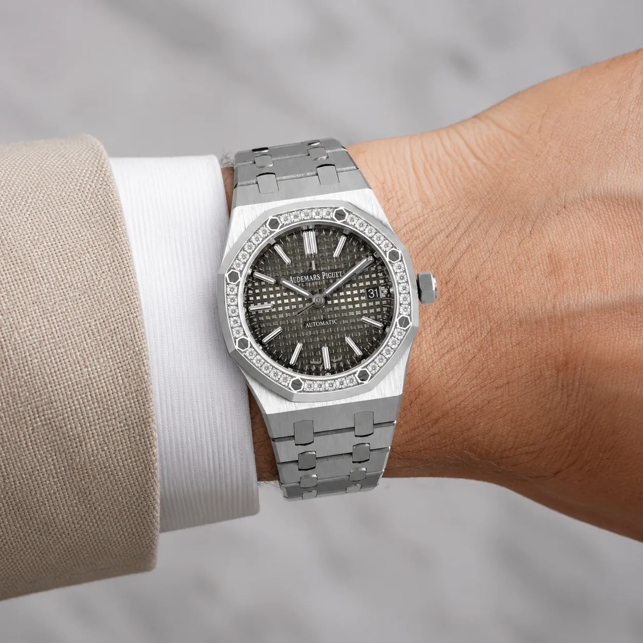 Audemars Piguet Royal Oak 15500ST.OO.1220ST.03 Cal.4302 Slate Dial AI 头图 4 - 佩戴图 [ai-shot:wrist-shot]