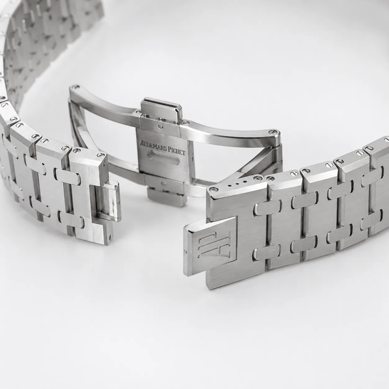 Audemars Piguet Royal Oak 15510ST.OO.1320ST.08 Cal.4302 White Dial AI 头图 3 - 表扣表链 [ai-shot:bracelet-clasp]