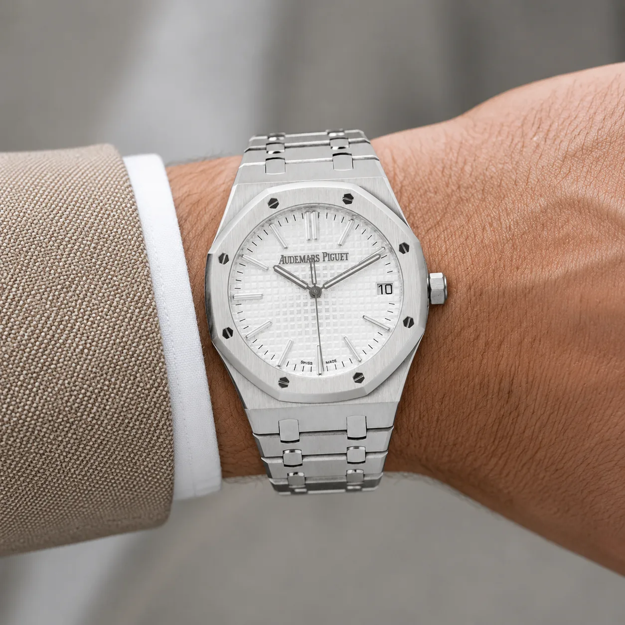 Audemars Piguet Royal Oak 15510ST.OO.1320ST.08 Cal.4302 White Dial AI 头图 4 - 佩戴图 [ai-shot:wrist-shot]